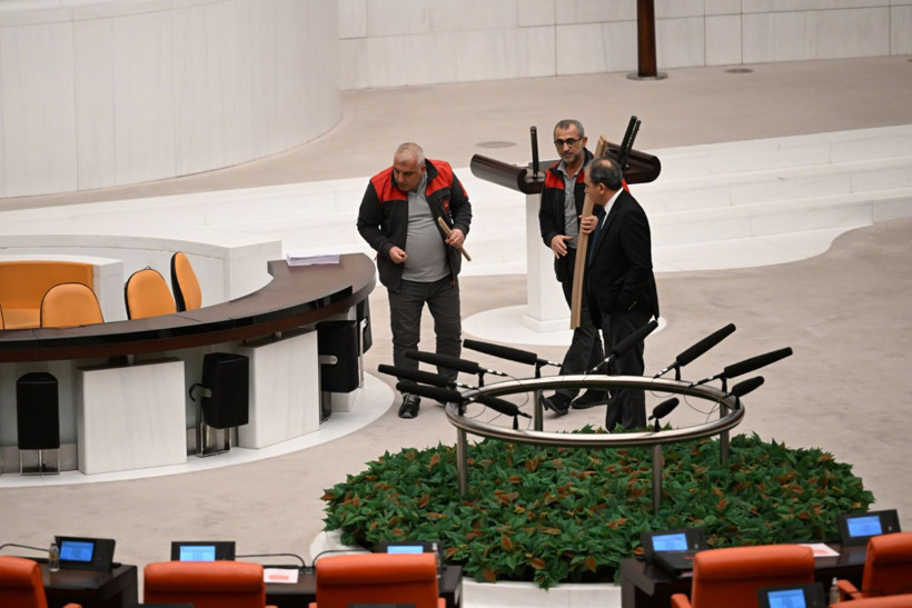 Meclis'te kavga mesaisi: Genel Kurul onarıldı - Resim: 9