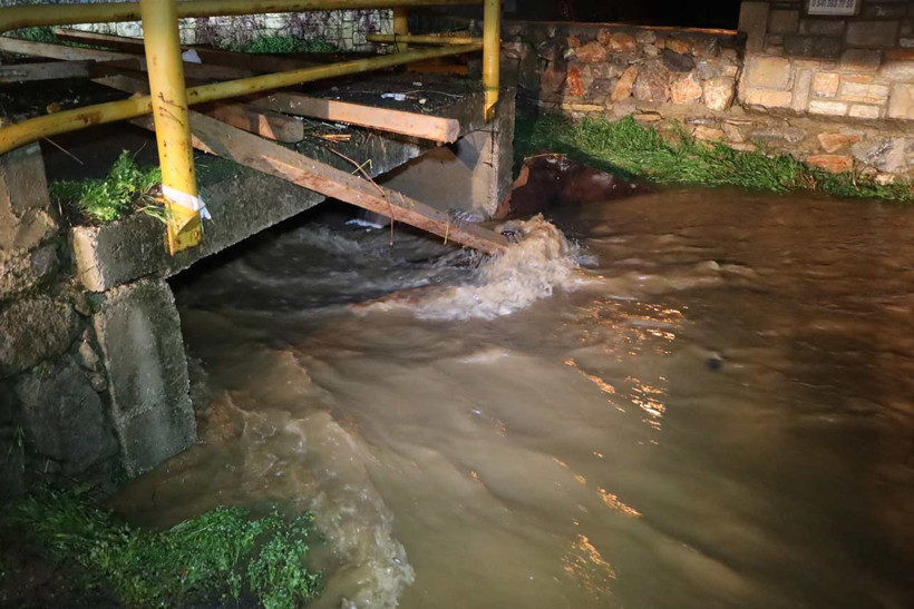 Bodrum&rsquo;da sağanak yağış ve dolu: Duvar &ccedil;&ouml;kt&uuml;, yollar g&ouml;le d&ouml;nd&uuml; - Resim : 7