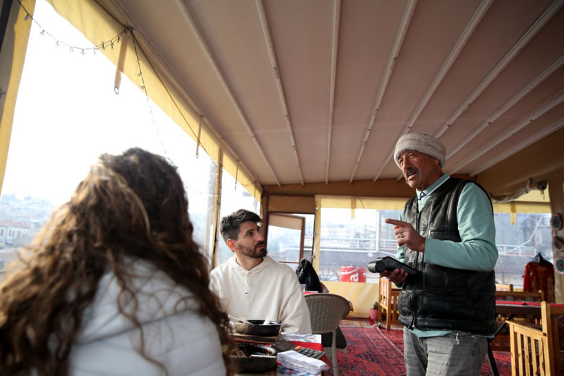 Ortaokul mezunu, 9 dil biliyor! Kapadokya’yı dünyaya o tanıtıyor - Resim: 2