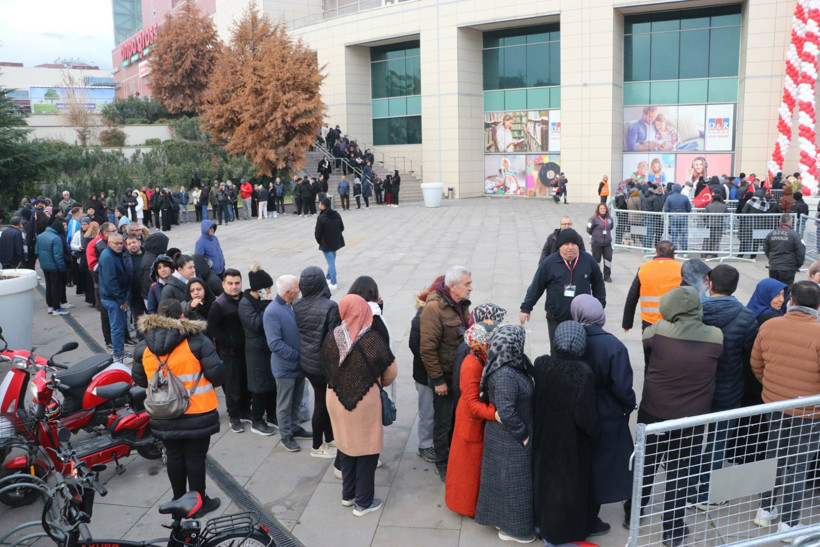 Eksi 1 derecede ucuzluk kuyruğu: 9 saat beklediler - Resim : 2