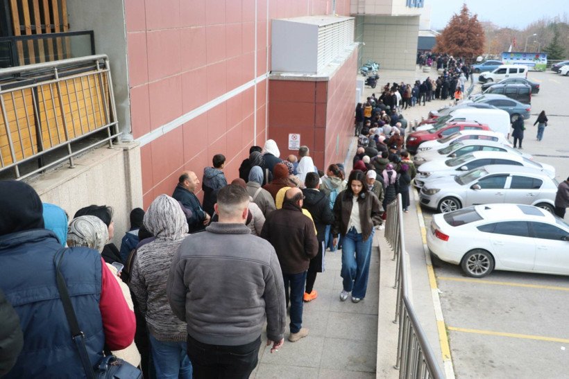 Eksi 1 derecede ucuzluk kuyruğu: 9 saat beklediler - Resim : 1