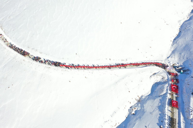 Eksi 17 derecede binlerce kişi Sarıkamış şehitleri için yürüdü - Resim: 2
