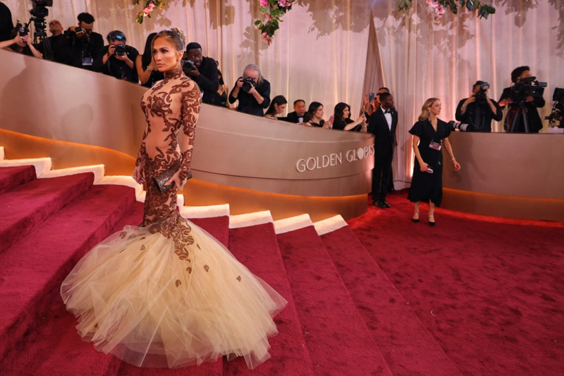 Jennifer Lopez'in transparan elbisesi kırmızı halıya damga vurdu - Resim: 1