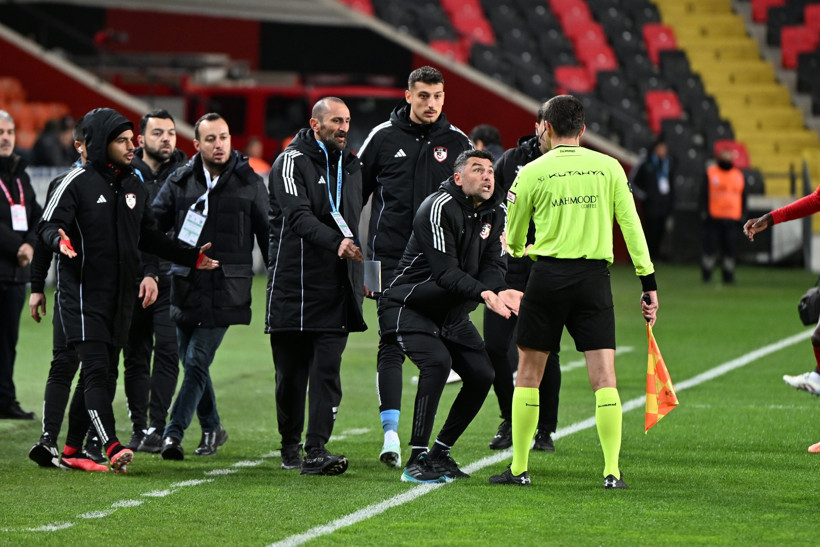 Burak Yılmaz kırmızı kartla çıldırdı: Önüne gelene saldırdı - Resim : 1