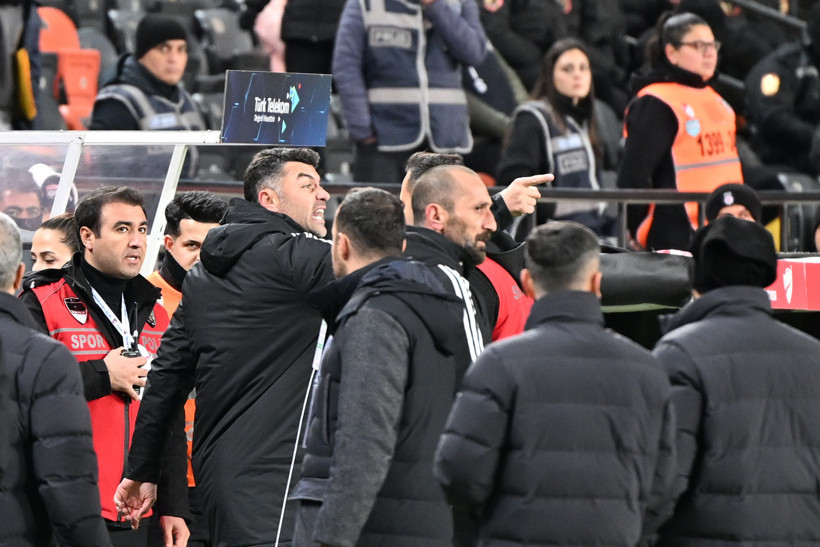 Burak Yılmaz kırmızı kartla çıldırdı: Önüne gelene saldırdı - Resim : 3