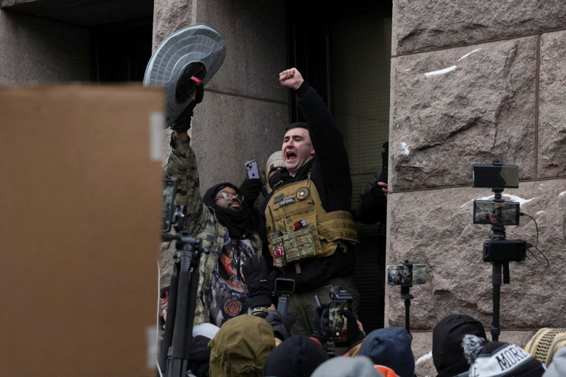 ABD'de tansiyon yüksek: Aşırı sağcı sosyal medya fenomenini gösteriden kovdular - Resim: 1