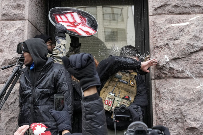 ABD'de tansiyon yüksek: Aşırı sağcı sosyal medya fenomenini gösteriden kovdular - Resim: 3