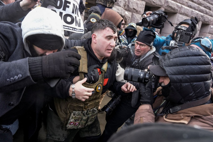 ABD'de tansiyon yüksek: Aşırı sağcı sosyal medya fenomenini gösteriden kovdular - Resim: 5