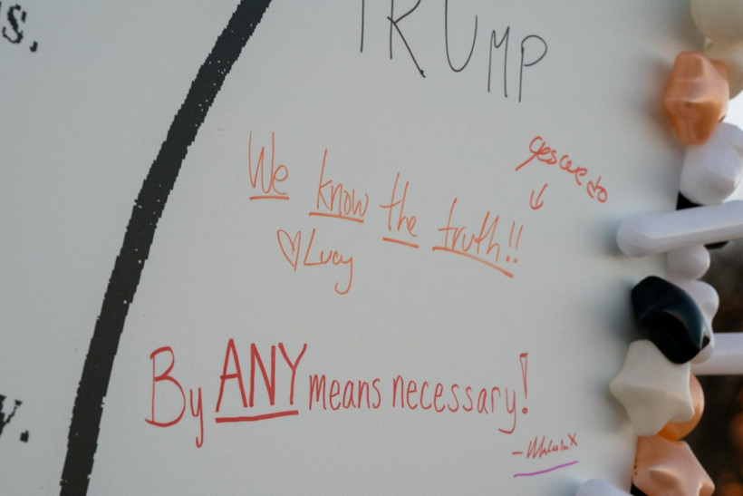 Trump'ın tartışmalı Epstein notu, dev panoya dönüştürüldü - Resim: 11