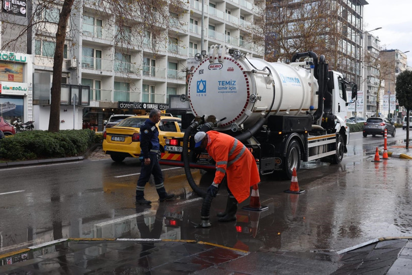 İzmir'de sağanak alarmı: Sular bir anda yükseldi, derede mahsur kaldı - Resim : 2