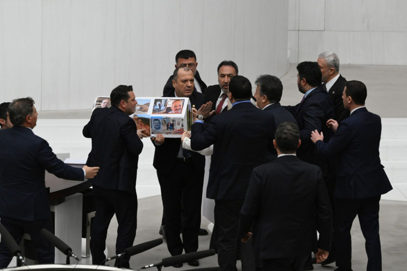 CHP tabutu kurtardı: 'Vampir gibi saldırdılar' - Resim: 1