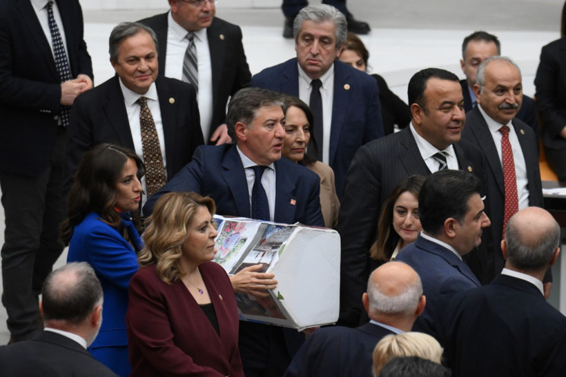 CHP tabutu kurtardı: 'Vampir gibi saldırdılar' - Resim: 12