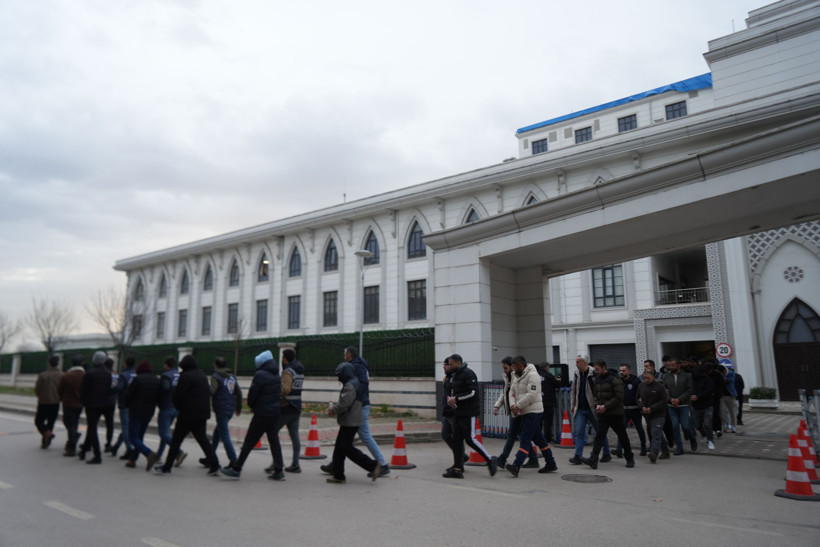 Yapay zekayla kadın olup milyonları götürdüler - Resim : 1