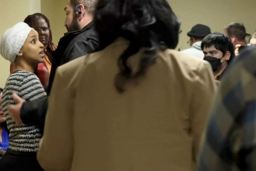 Herkesin önünde kürsüdeki siyasetçiye şırıngayla saldırdı - Resim : 1