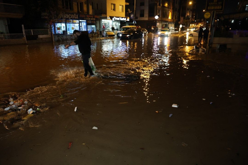 İzmir’de sağanak: Hayat felç oldu - Resim: 31