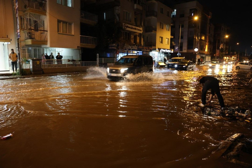 İzmir’de sağanak: Hayat felç oldu - Resim: 32