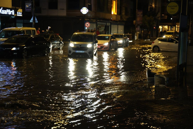 İzmir’de sağanak: Hayat felç oldu - Resim: 33