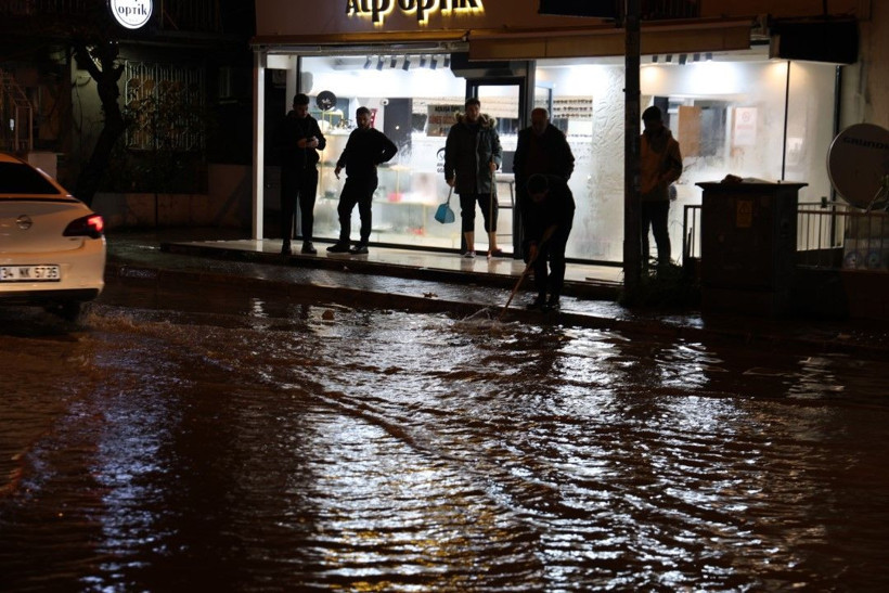 İzmir’de sağanak: Hayat felç oldu - Resim: 34