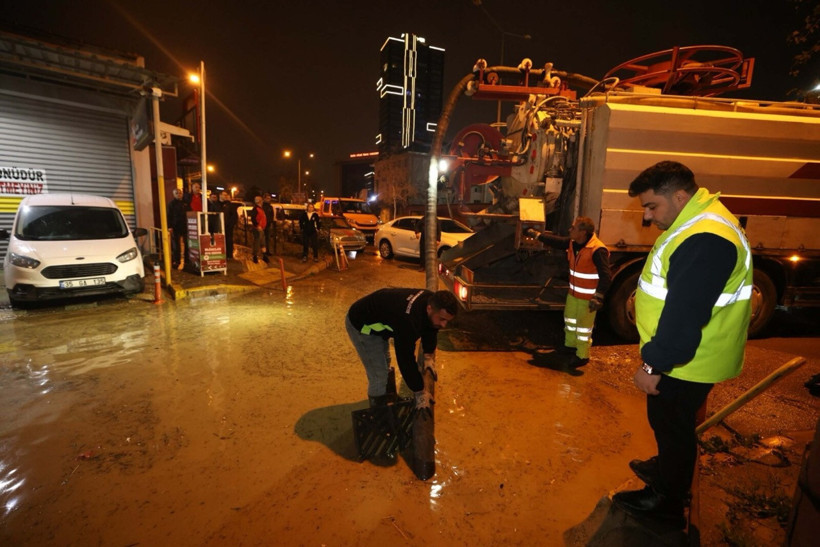 İzmir’i sağanak vurdu: 320 konut, 78 iş yeri su altında - Resim : 9