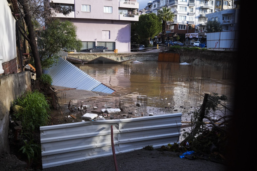 İzmir’i sağanak vurdu: 320 konut, 78 iş yeri su altında - Resim : 7