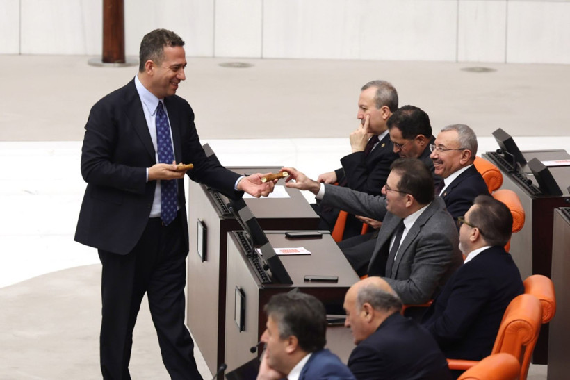 Tepkiler dinmiyor: Meclis'te dün simit bugün pide - Resim: 1