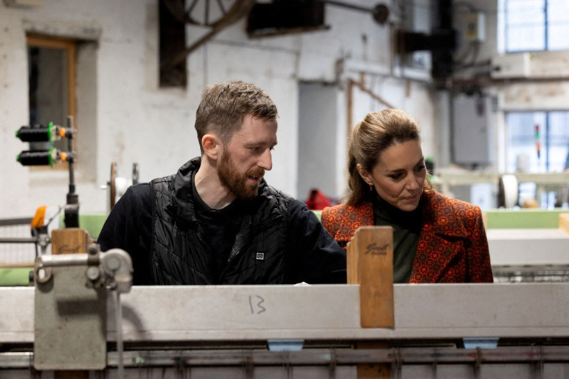 Prenses dikiş makinesinin başına geçti - Resim: 7