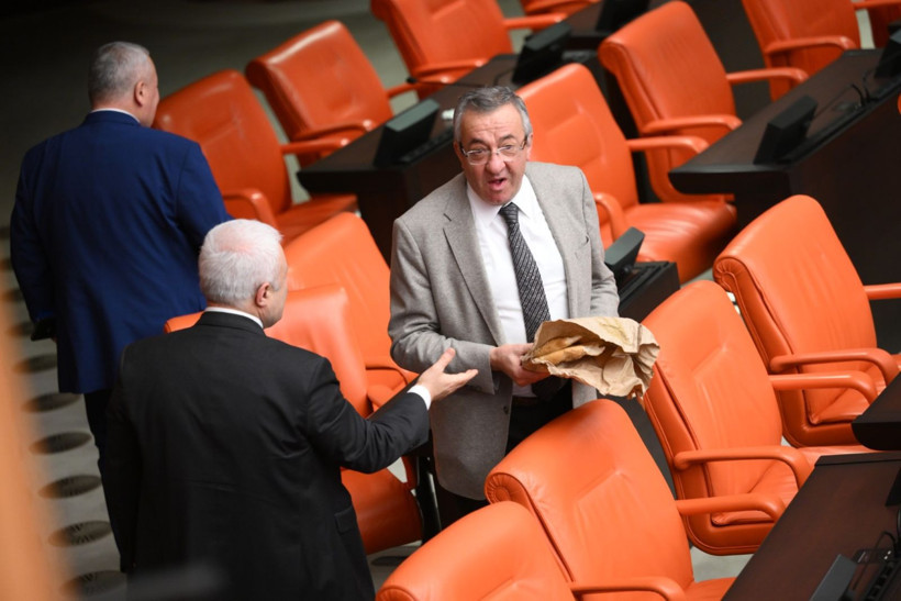 Tepkiler dinmiyor: Meclis'te dün simit bugün pide - Resim: 4