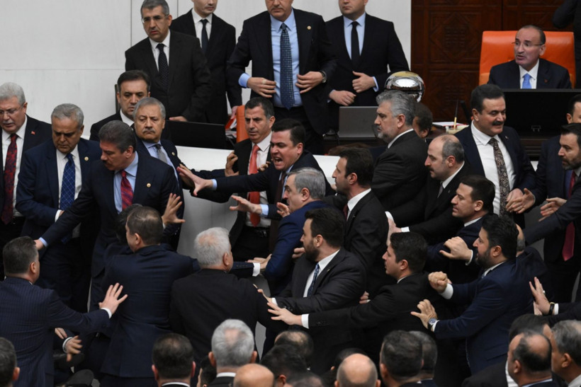 Meclis'teki yemin kavgasından çarpıcı kareler - Resim: 9