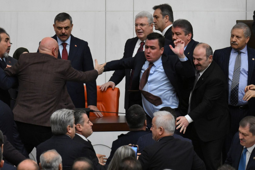 Meclis'teki yemin kavgasından çarpıcı kareler - Resim: 11