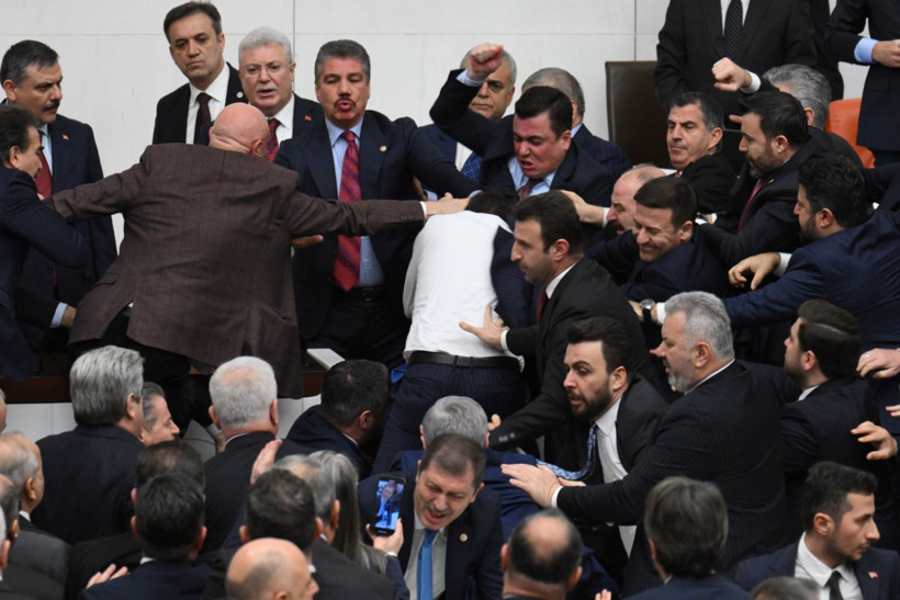 Meclis'teki yemin kavgasından çarpıcı kareler - Resim: 14