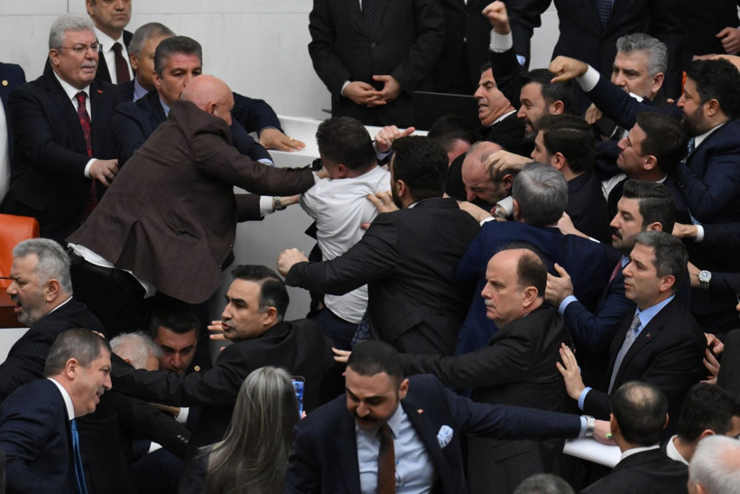 Meclis'teki yemin kavgasından çarpıcı kareler - Resim: 17