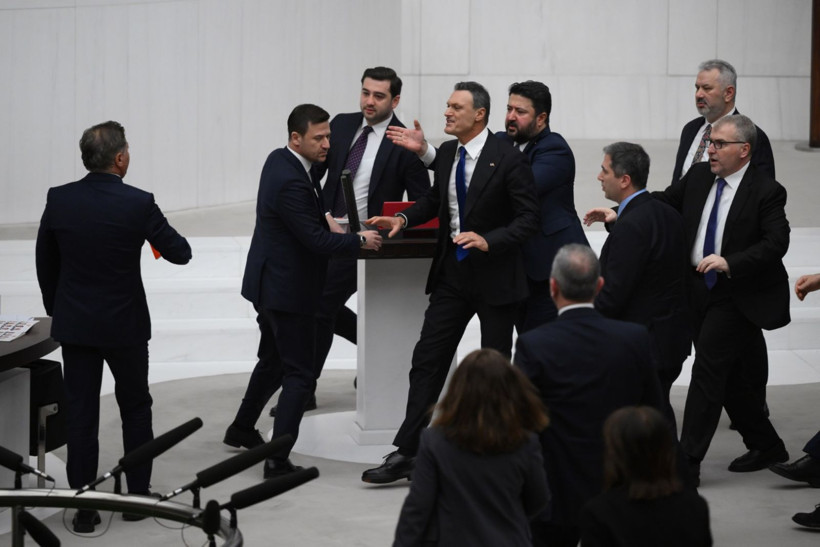 Meclis'teki yemin kavgasından çarpıcı kareler - Resim: 20