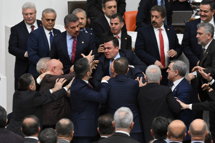 Meclis'teki yemin kavgasından çarpıcı kareler - Resim: 6