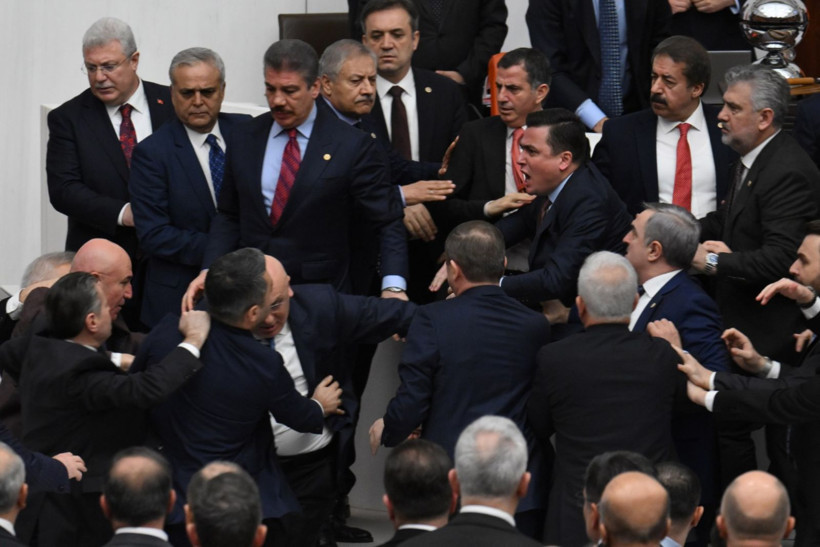 Meclis'teki yemin kavgasından çarpıcı kareler - Resim: 7