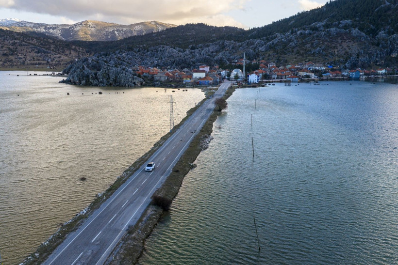 İki şehri birbirine bağlıyordu: Karayolu su yolu oldu - Resim: 18