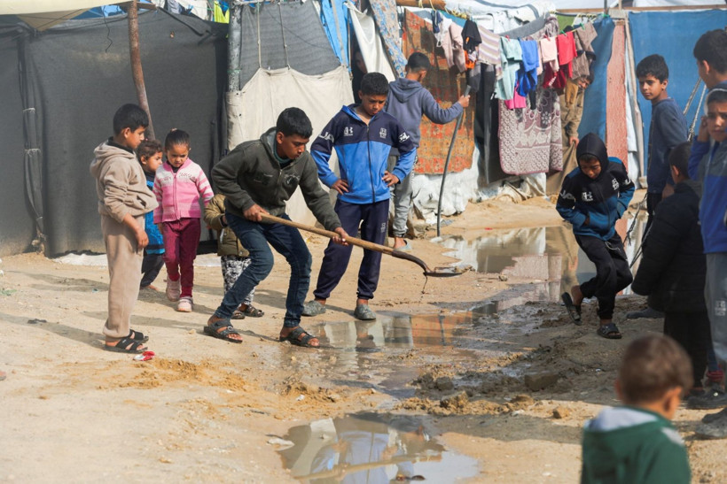 Gazze'yi bu kez yağmur vurdu... Çadırlar su altında kaldı - Resim: 2