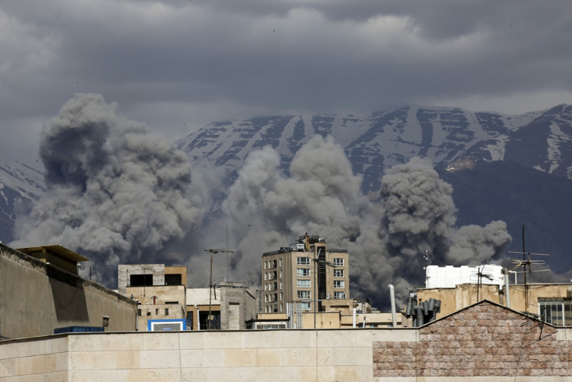 Yüz binlerin sokağa döküldüğü Tahran'da şiddetli patlamalar - Resim : 3