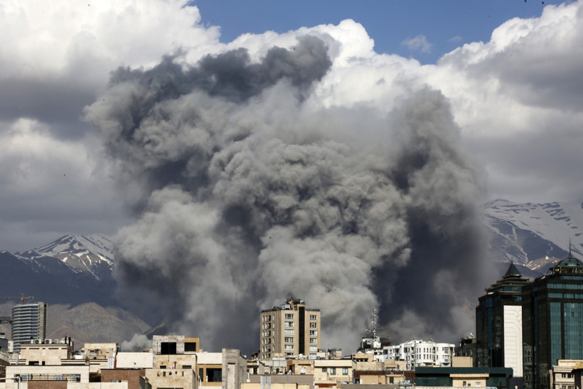 Yüz binlerin sokağa döküldüğü Tahran'da şiddetli patlamalar - Resim : 1