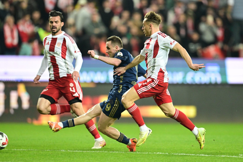 Fenerbahçe, Antalya'da buz kesti! Galatasaray'la fark 4 oldu: 2-2 - Resim : 1