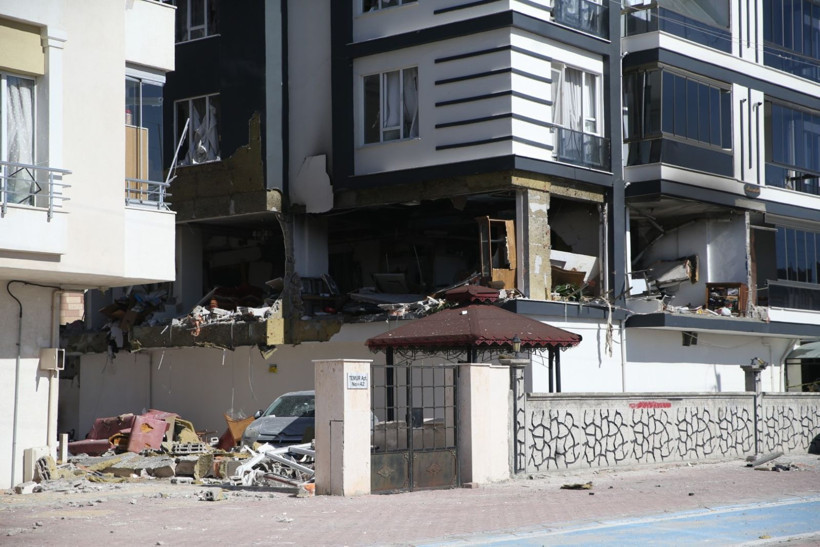 Apartmana füze düştü sandılar: Yıkım gün ağarınca anlaşıldı - Resim: 2