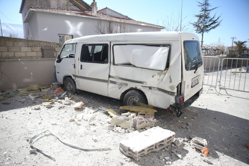Apartmana füze düştü sandılar: Yıkım gün ağarınca anlaşıldı - Resim: 3