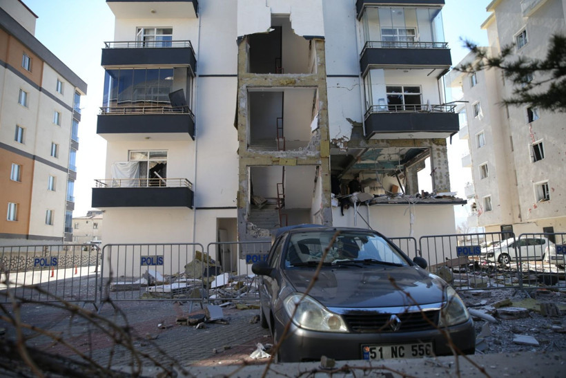 Apartmana füze düştü sandılar: Yıkım gün ağarınca anlaşıldı - Resim: 4