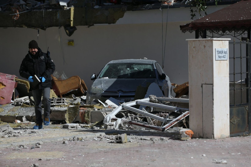 Apartmana füze düştü sandılar: Yıkım gün ağarınca anlaşıldı - Resim: 8