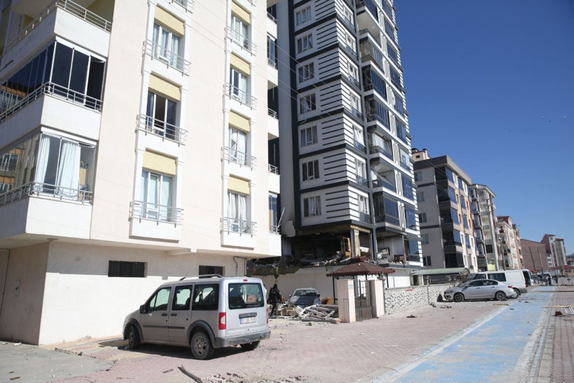 Apartmana füze düştü sandılar: Yıkım gün ağarınca anlaşıldı - Resim: 9