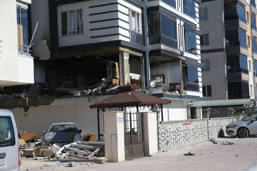 Apartmana füze düştü sandılar: Yıkım gün ağarınca anlaşıldı - Resim: 10