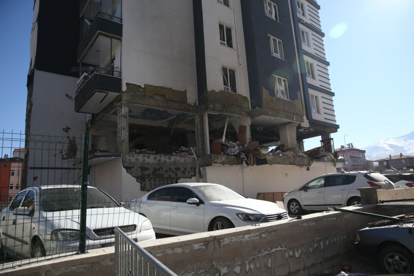 Apartmana füze düştü sandılar: Yıkım gün ağarınca anlaşıldı - Resim: 11