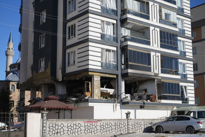 Apartmana füze düştü sandılar: Yıkım gün ağarınca anlaşıldı - Resim: 12