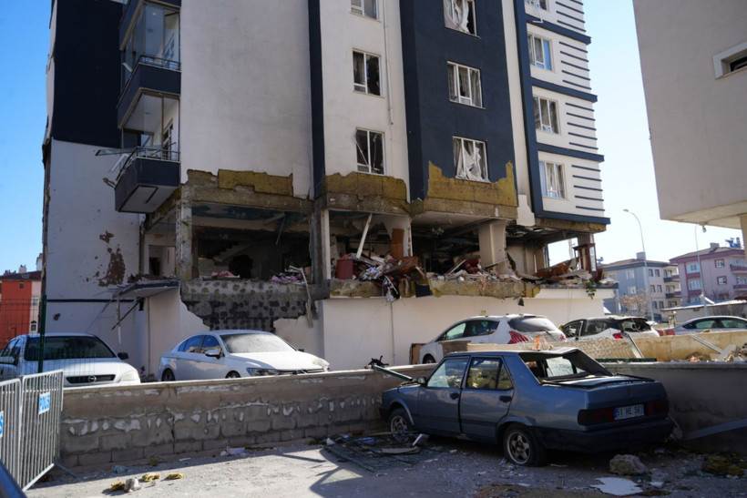 Apartmana füze düştü sandılar: Yıkım gün ağarınca anlaşıldı - Resim: 1