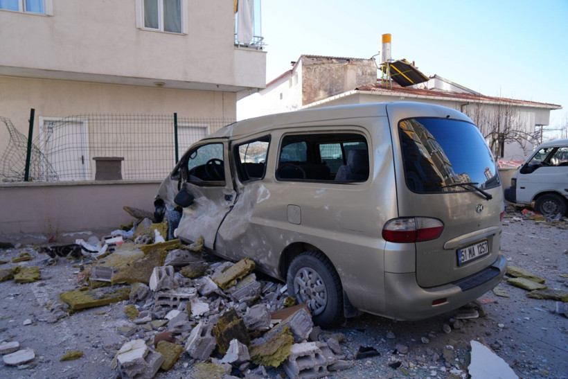 Apartmana füze düştü sandılar: Yıkım gün ağarınca anlaşıldı - Resim: 13