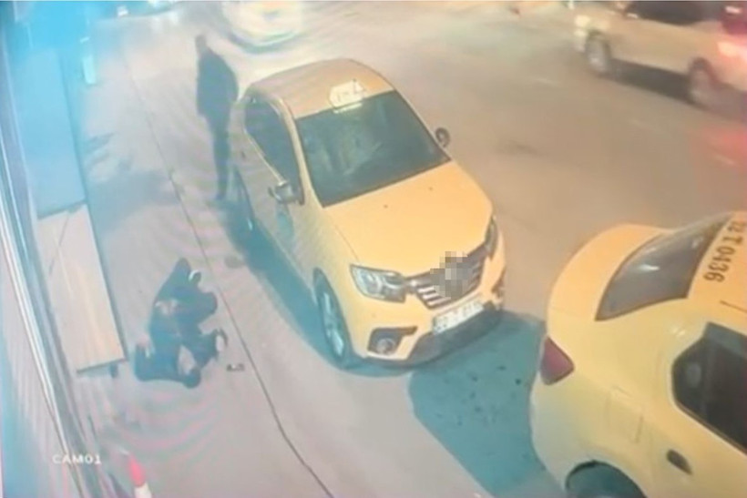 Yerde can &ccedil;ekişirken bakıp ge&ccedil;tiler: Hayatını kaybetti - Resim : 1